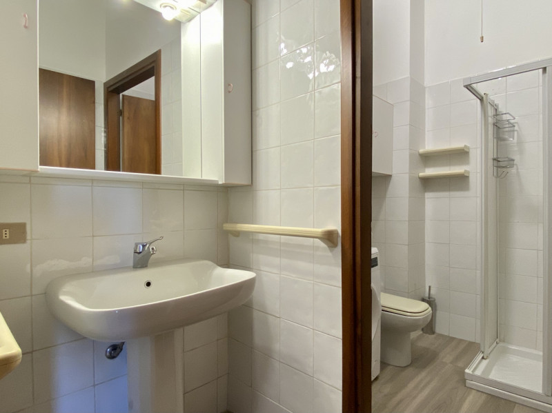 In contesto residenziale e commerciale ben servito, comodo alle principali arterie stradali e sit...