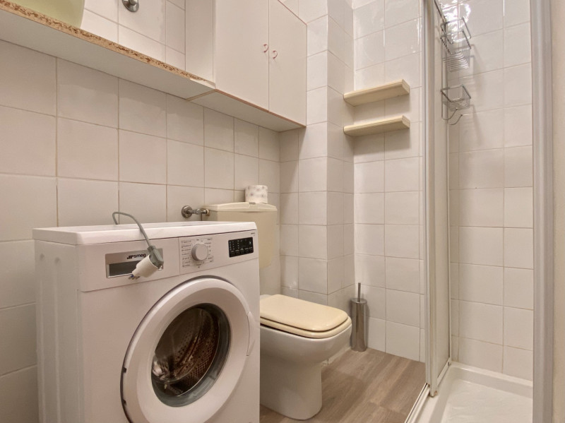 In contesto residenziale e commerciale ben servito, comodo alle principali arterie stradali e sit...