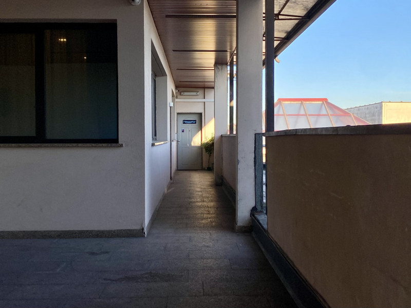 In contesto residenziale e commerciale ben servito, comodo alle principali arterie stradali e sit...