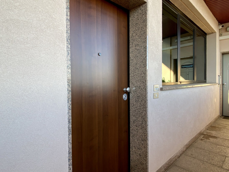 In contesto residenziale e commerciale ben servito, comodo alle principali arterie stradali e sit...