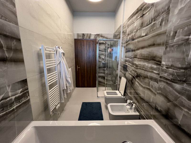 In contesto residenziale servito e comodo alle principali vie di collegamento, a pochi minuti da ...