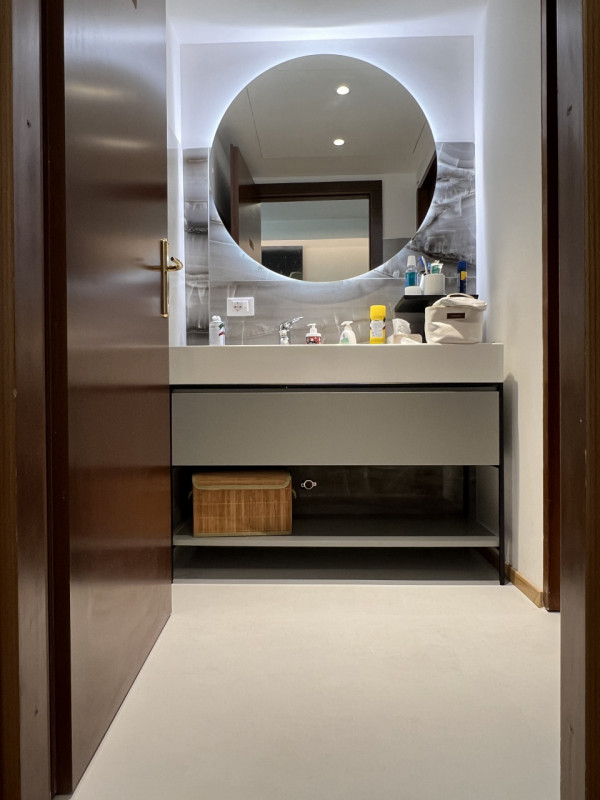 In contesto residenziale servito e comodo alle principali vie di collegamento, a pochi minuti da ...