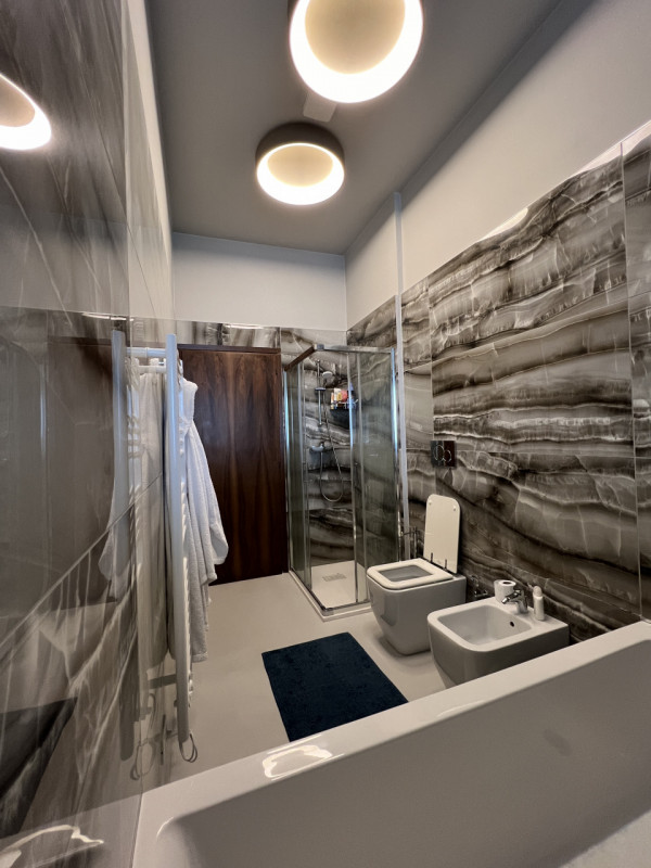 In contesto residenziale servito e comodo alle principali vie di collegamento, a pochi minuti da ...