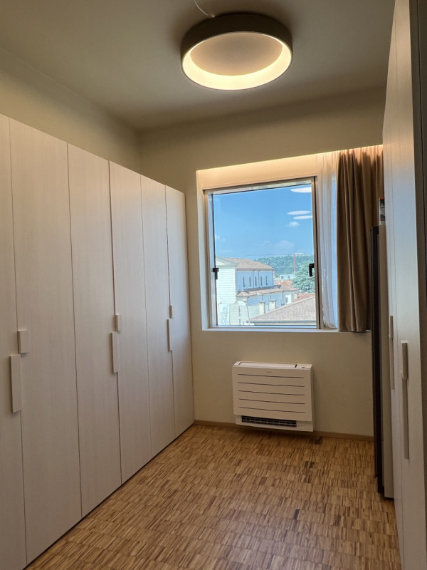 In contesto residenziale servito e comodo alle principali vie di collegamento, a pochi minuti da ...