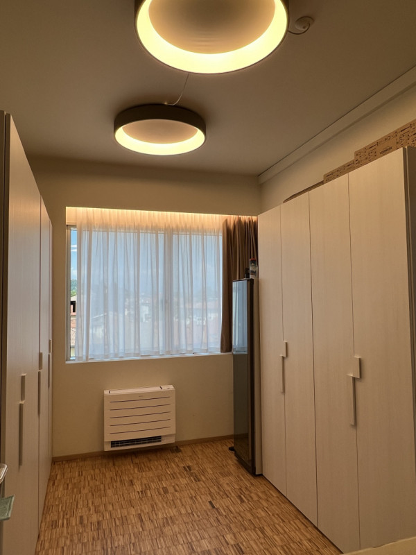 In contesto residenziale servito e comodo alle principali vie di collegamento, a pochi minuti da ...