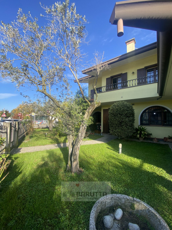 Questa affascinante porzione di trifamiliare è situata nel cuore di Camposampiero ( quartiere Mog...