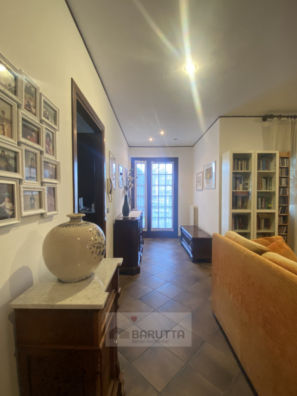 Questa affascinante porzione di trifamiliare è situata nel cuore di Camposampiero ( quartiere Mog...