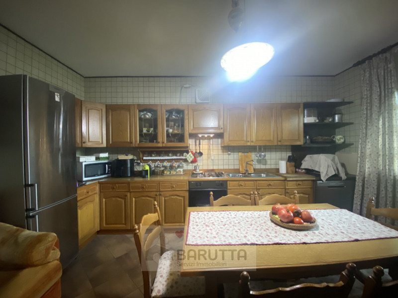 Questa affascinante porzione di trifamiliare è situata nel cuore di Camposampiero ( quartiere Mog...