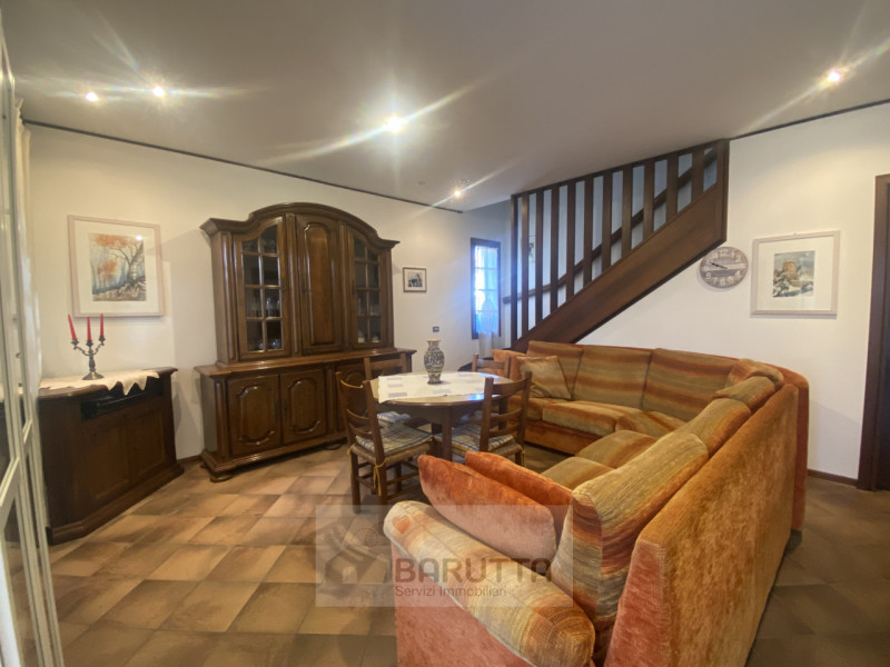 Questa affascinante porzione di trifamiliare è situata nel cuore di Camposampiero ( quartiere Mog...