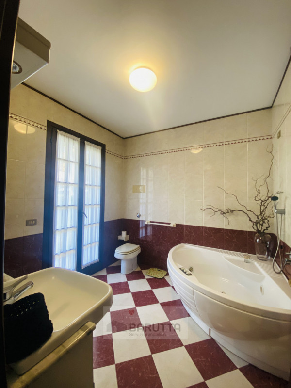 Questa affascinante porzione di trifamiliare è situata nel cuore di Camposampiero ( quartiere Mog...