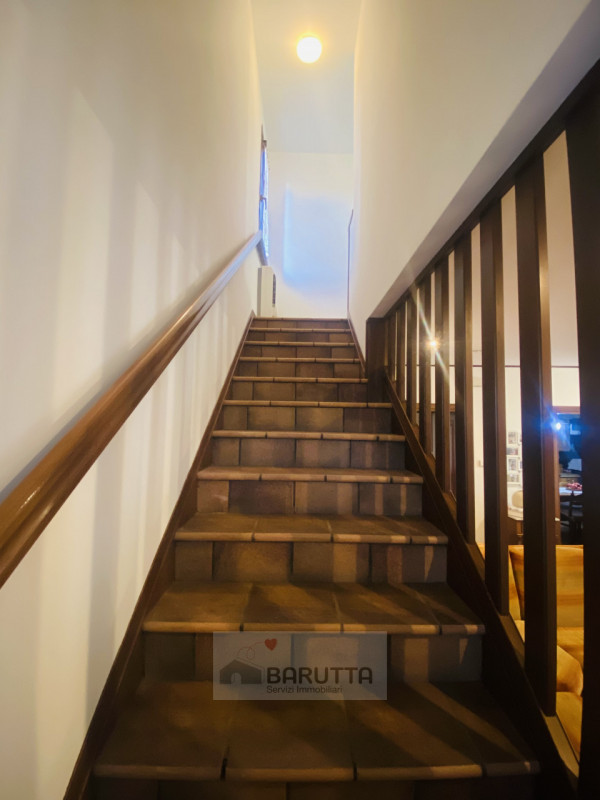 Questa affascinante porzione di trifamiliare è situata nel cuore di Camposampiero ( quartiere Mog...