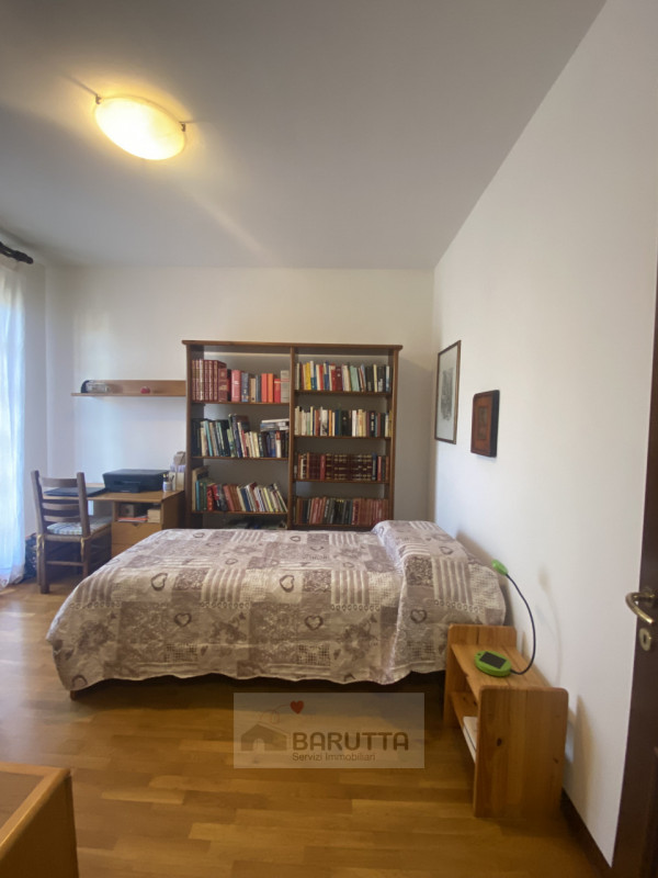 Questa affascinante porzione di trifamiliare è situata nel cuore di Camposampiero ( quartiere Mog...