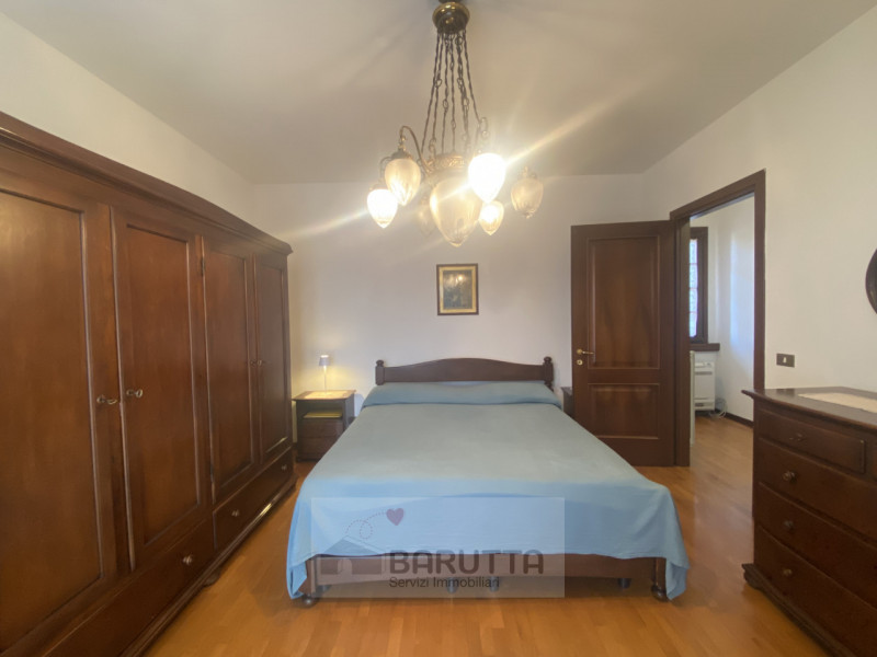 Questa affascinante porzione di trifamiliare è situata nel cuore di Camposampiero ( quartiere Mog...