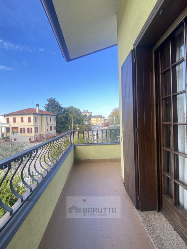 Questa affascinante porzione di trifamiliare è situata nel cuore di Camposampiero ( quartiere Mog...