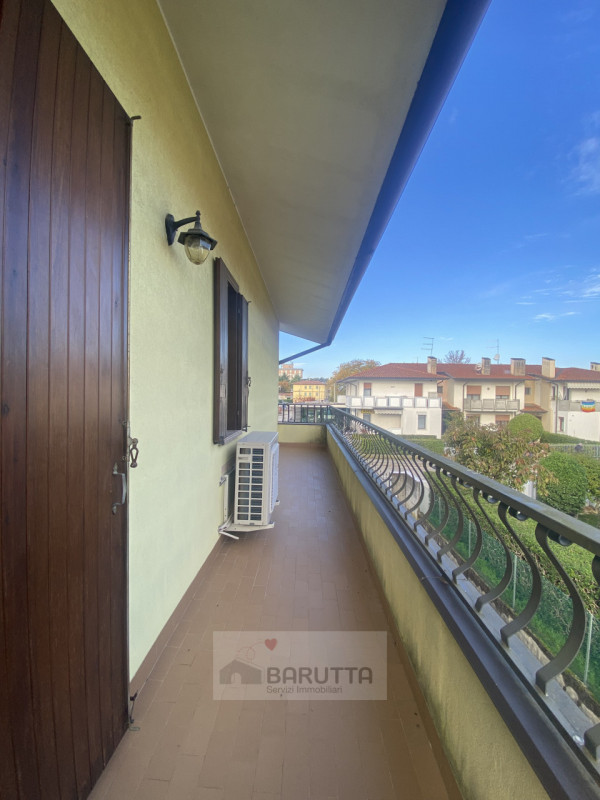 Questa affascinante porzione di trifamiliare è situata nel cuore di Camposampiero ( quartiere Mog...