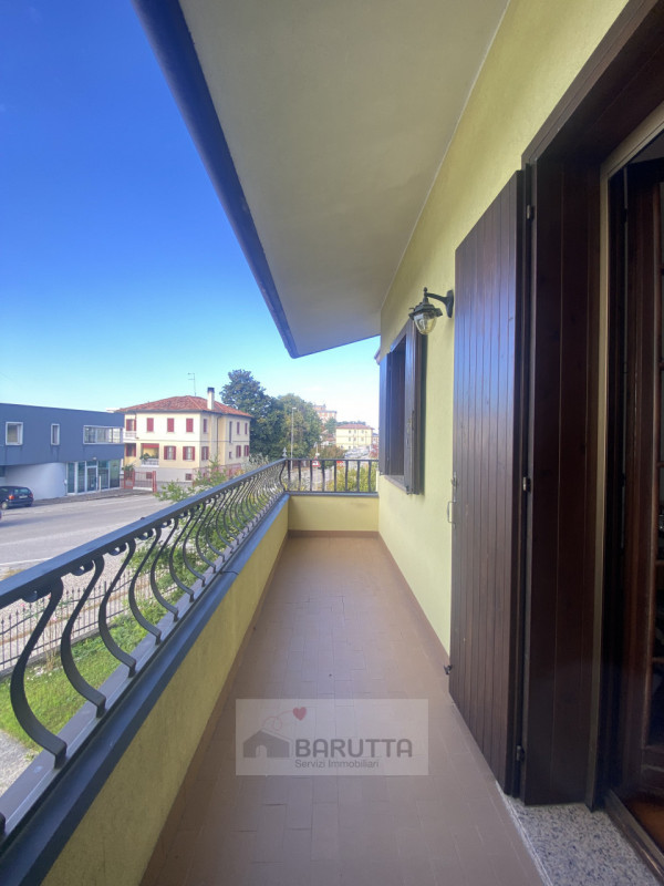 Questa affascinante porzione di trifamiliare è situata nel cuore di Camposampiero ( quartiere Mog...