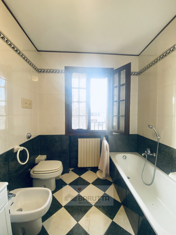 Questa affascinante porzione di trifamiliare è situata nel cuore di Camposampiero ( quartiere Mog...