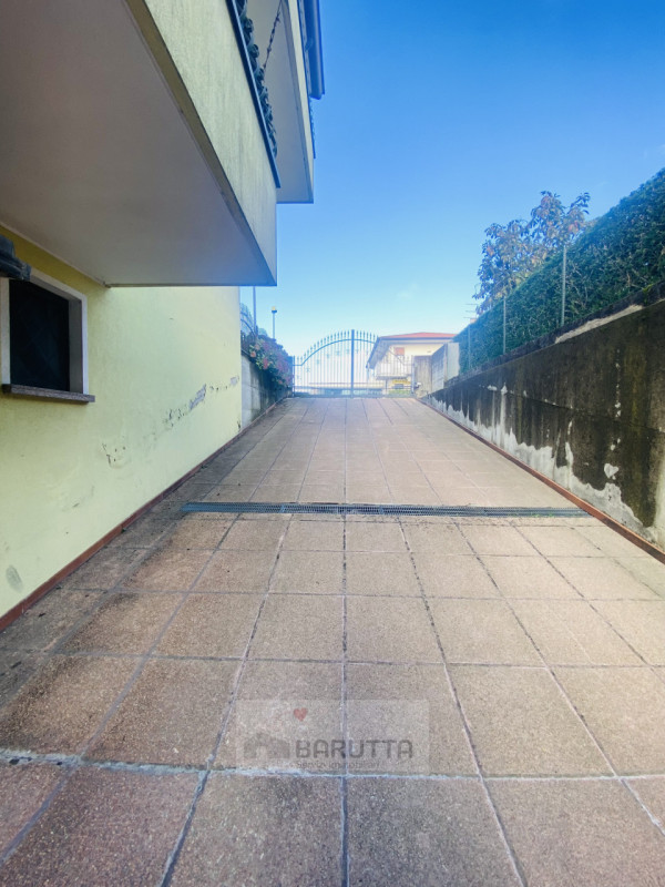 Questa affascinante porzione di trifamiliare è situata nel cuore di Camposampiero ( quartiere Mog...