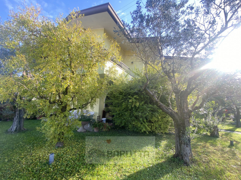 Questa affascinante porzione di trifamiliare è situata nel cuore di Camposampiero ( quartiere Mog...