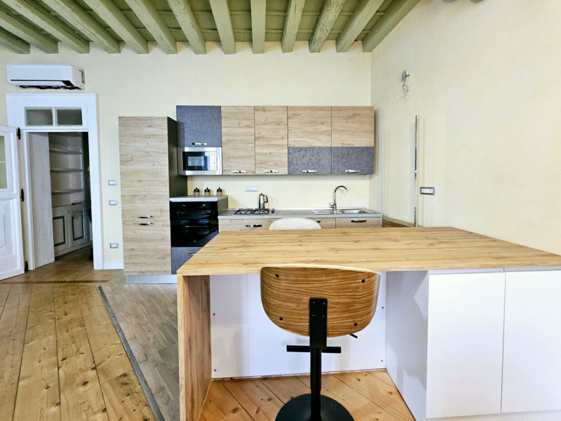 In pieno centro storico a Montagnana, con vista Duomo, proponiamo in affitto meraviglioso apparta...