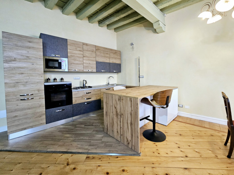 In pieno centro storico a Montagnana, con vista Duomo, proponiamo in affitto meraviglioso apparta...