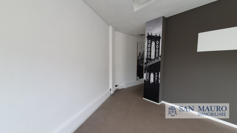 MONTICELLO CONTE OTTO: In pieno centro, lungo la servitissima Via Nicolosi e circondato da altre ...