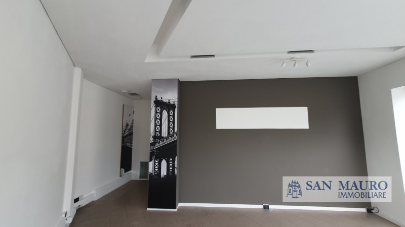 MONTICELLO CONTE OTTO: In pieno centro, lungo la servitissima Via Nicolosi e circondato da altre ...