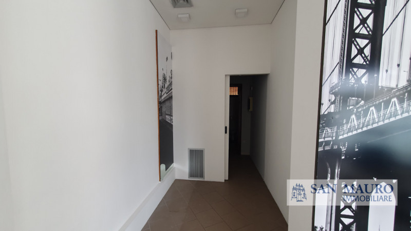 MONTICELLO CONTE OTTO: In pieno centro, lungo la servitissima Via Nicolosi e circondato da altre ...