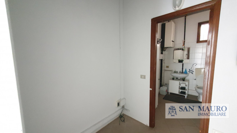 MONTICELLO CONTE OTTO: In pieno centro, lungo la servitissima Via Nicolosi e circondato da altre ...