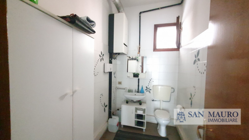 MONTICELLO CONTE OTTO: In pieno centro, lungo la servitissima Via Nicolosi e circondato da altre ...