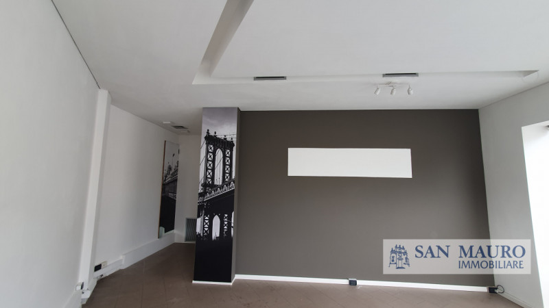 MONTICELLO CONTE OTTO: In pieno centro, lungo la servitissima Via Nicolosi e circondato da altre ...