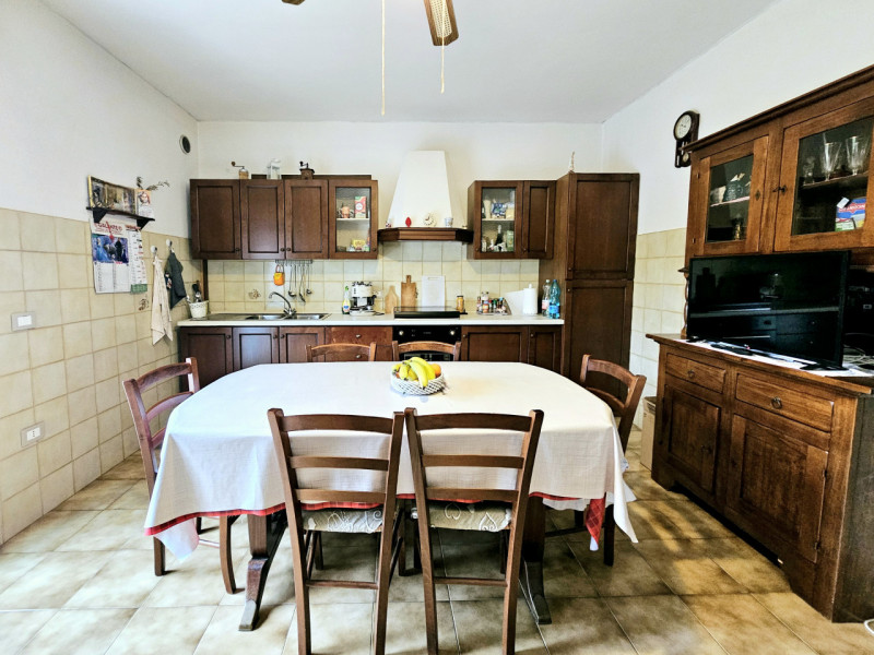 Proponiamo in affitto a Megliadino San Vitale, spazioso appartamento al primo piano.
L'immobile è...