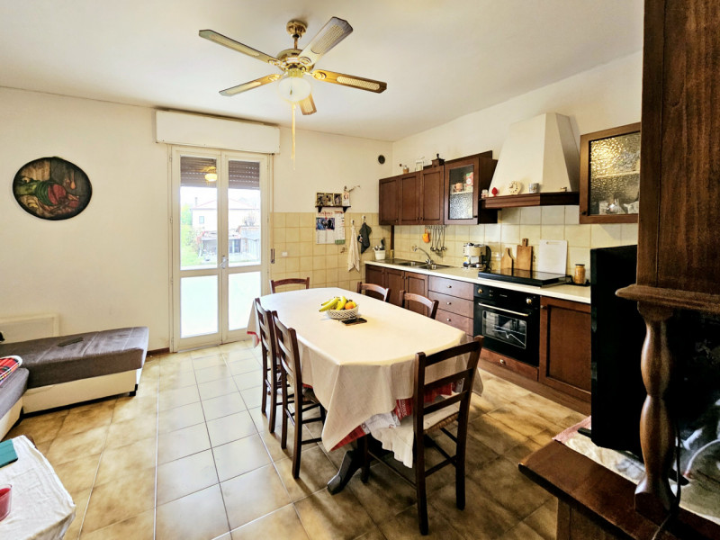 Proponiamo in affitto a Megliadino San Vitale, spazioso appartamento al primo piano.
L'immobile è...