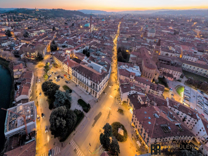 A soli 10 minuti dal centro di Vicenza, si propone in vendita un’interessante opportunità per inv...
