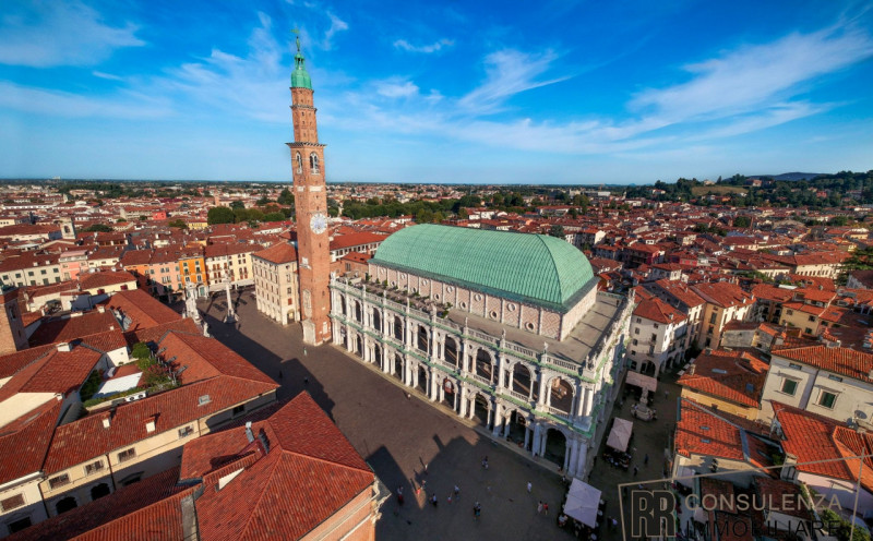 A soli 10 minuti dal centro di Vicenza, si propone in vendita un’interessante opportunità per inv...