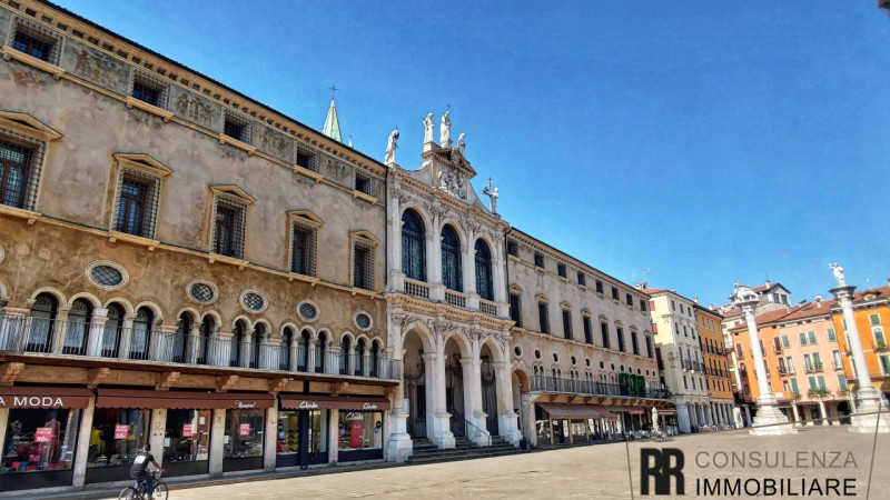 A soli 10 minuti dal centro di Vicenza, si propone in vendita un’interessante opportunità per inv...