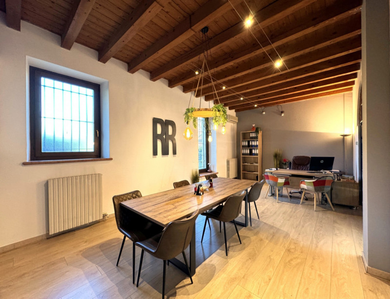 A soli 10 minuti dal centro di Vicenza, si propone in vendita un’interessante opportunità per inv...