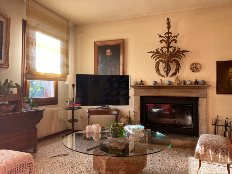 ODERZO - (TV)
A Oderzo, in una zona tranquilla e ben collegata al centro, presentiamo una villa d...