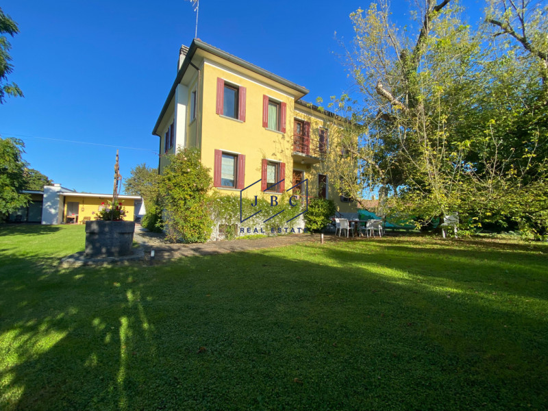 ODERZO - (TV)
A Oderzo, in una zona tranquilla e ben collegata al centro, presentiamo una villa d...