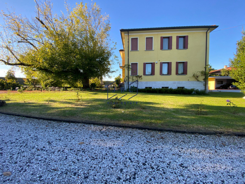 ODERZO - (TV)
A Oderzo, in una zona tranquilla e ben collegata al centro, presentiamo una villa d...