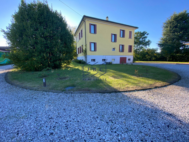 ODERZO - (TV)
A Oderzo, in una zona tranquilla e ben collegata al centro, presentiamo una villa d...