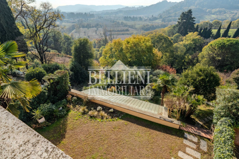 MONTE BERICO - In una delle zone più esclusive e panoramiche di Vicenza, nella cornice verde e si...