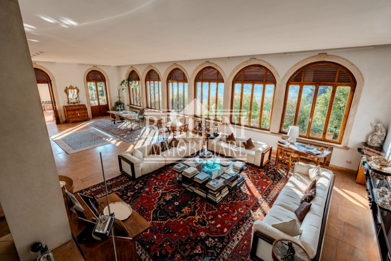 MONTE BERICO - In una delle zone più esclusive e panoramiche di Vicenza, nella cornice verde e si...