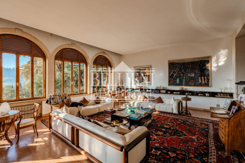 MONTE BERICO - In una delle zone più esclusive e panoramiche di Vicenza, nella cornice verde e si...