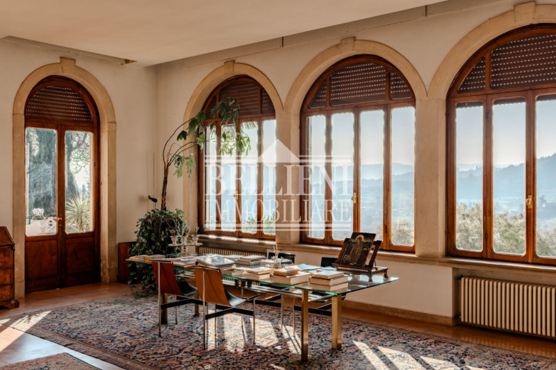 MONTE BERICO - In una delle zone più esclusive e panoramiche di Vicenza, nella cornice verde e si...