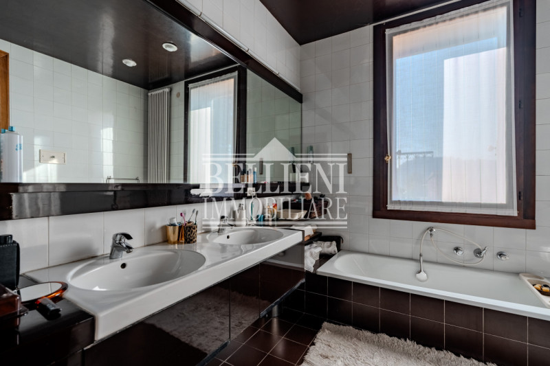 MONTE BERICO - In una delle zone più esclusive e panoramiche di Vicenza, nella cornice verde e si...