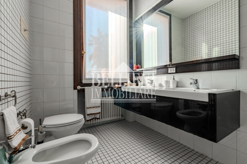 MONTE BERICO - In una delle zone più esclusive e panoramiche di Vicenza, nella cornice verde e si...