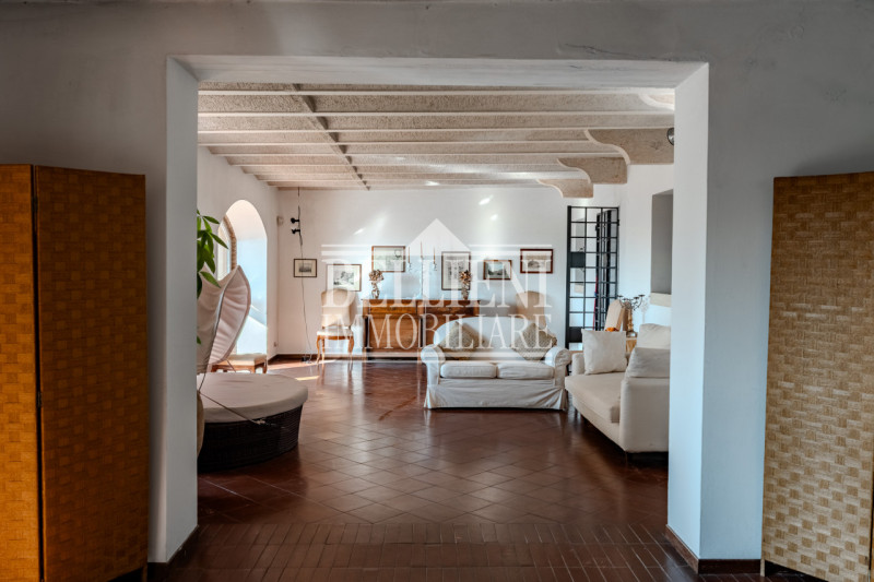 MONTE BERICO - In una delle zone più esclusive e panoramiche di Vicenza, nella cornice verde e si...