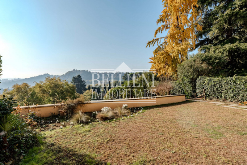 MONTE BERICO - In una delle zone più esclusive e panoramiche di Vicenza, nella cornice verde e si...