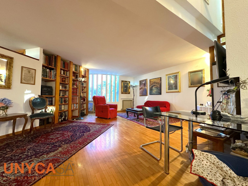 Nel cuore della zona di Monterosso, nel comune di Teolo, proponiamo in vendita un'esclusiva casa ...